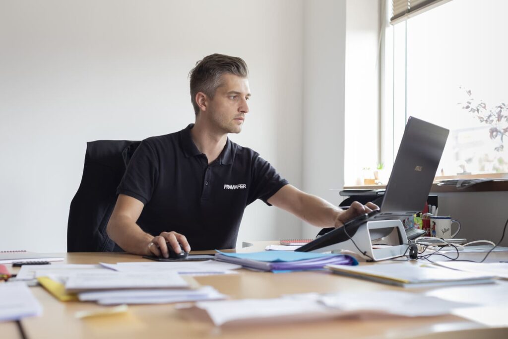 responsable Framafer devant son bureau sur son ordinateur