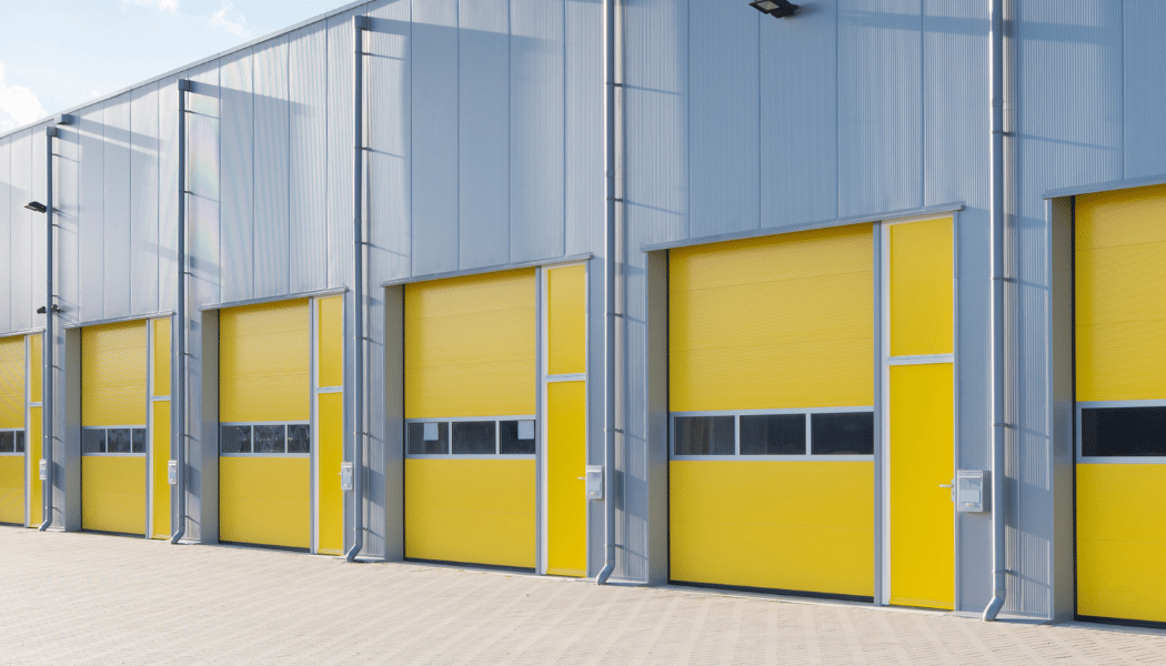 rangée de porte souple jaunes